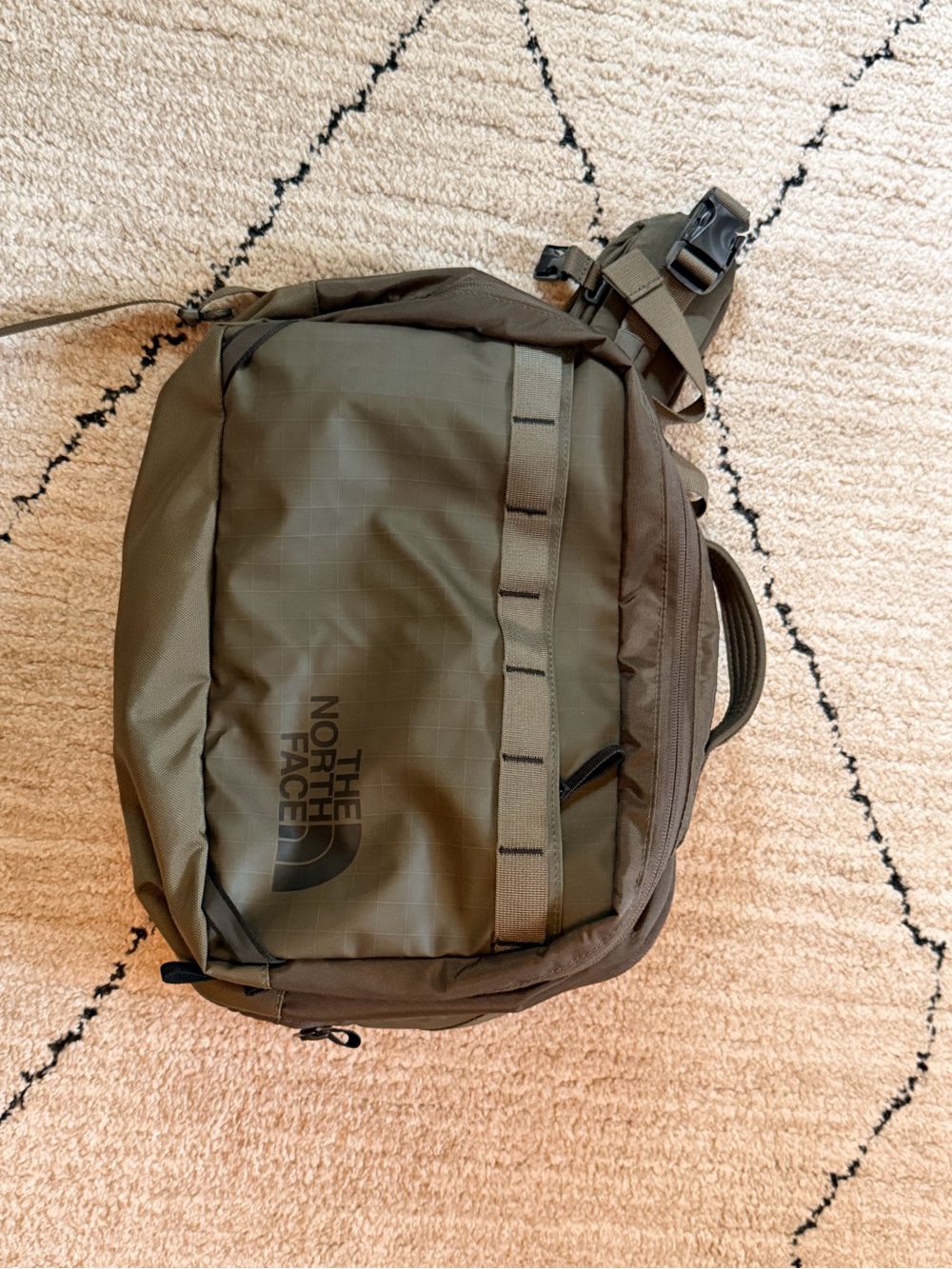 The North Face Borealis Sling Backpack Crossbody Bag Olive Green NWOT - Picture 2 of 4